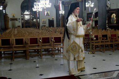 Belçika 'nın Brüksel kentindeki Ortodoks Katedrali' nin kapalı kapısında 18 Nisan 202 'de düzenlenen Paskalya Diriliş Servisini Ortodoks Metropolitan Athenagoras yönetiyor.