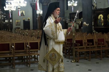 Belçika 'nın Brüksel kentindeki Ortodoks Katedrali' nin kapalı kapısında 18 Nisan 202 'de düzenlenen Paskalya Diriliş Servisini Ortodoks Metropolitan Athenagoras yönetiyor.