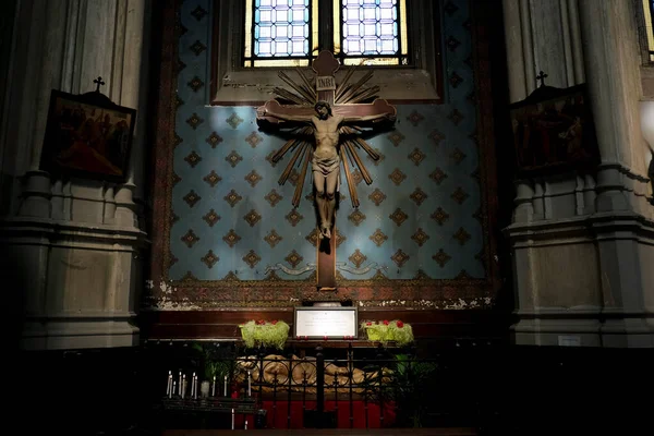Люди Молятся Церкви Святой Екатерины После Мессы Время Частичной Изоляции — стоковое фото