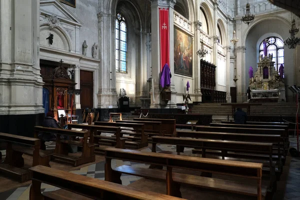 Gente Reza Iglesia Santa Catalina Después Una Misa Durante Cierre — Foto de Stock