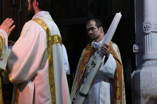 Pessoas Participam Missa Vigília Páscoa Porta Fechada Igreja Católica Santa — Fotografia de Stock