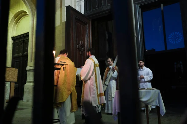 Lidé Účastní Velikonoční Mše Zavřenými Dveřmi Katolického Kostela Sainte Catherine — Stock fotografie