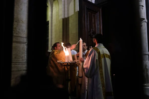 Pessoas Participam Missa Vigília Páscoa Porta Fechada Igreja Católica Santa — Fotografia de Stock