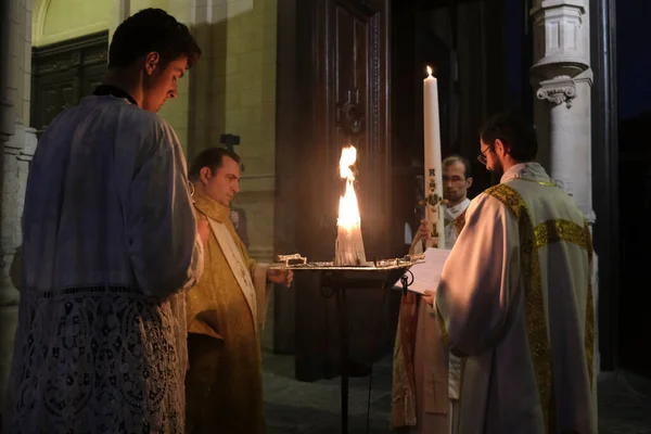 Les Gens Participent Messe Veillée Pascale Huis Clos Dans Église — Photo