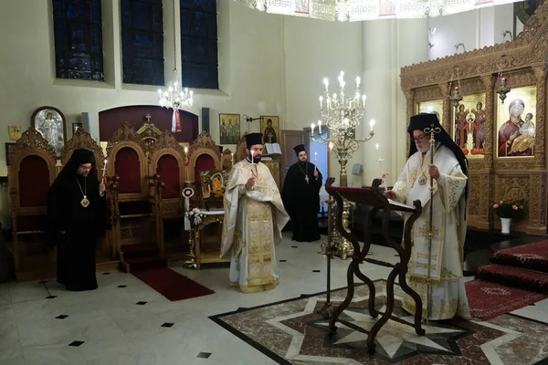 Orthodoxe Metropoliet Athenagoras Leidt Paasopstandingsdienst Achter Gesloten Deuren Orthodoxe Kathedraal — Stockfoto