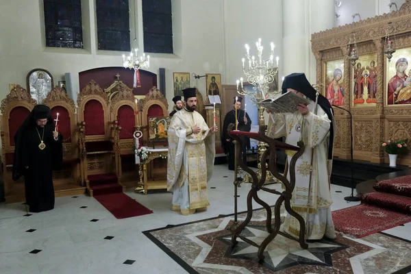 Orthodoxe Metropoliet Athenagoras Leidt Paasopstandingsdienst Achter Gesloten Deuren Orthodoxe Kathedraal — Stockfoto