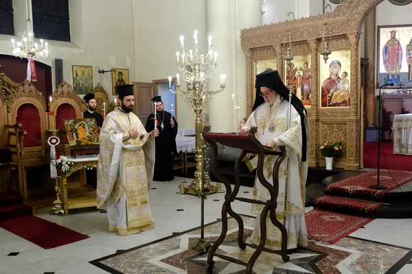 Orthodoxe Metropoliet Athenagoras Leidt Paasopstandingsdienst Achter Gesloten Deuren Orthodoxe Kathedraal — Stockfoto