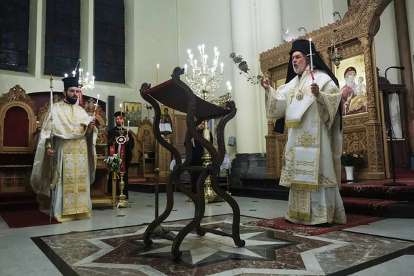 Orthodoxe Metropoliet Athenagoras Leidt Paasopstandingsdienst Achter Gesloten Deuren Orthodoxe Kathedraal — Stockfoto