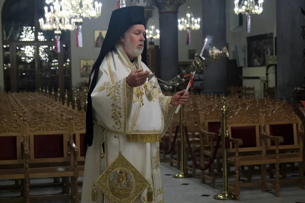 Belçika 'nın Brüksel kentindeki Ortodoks Katedrali' nin kapalı kapısında 18 Nisan 202 'de düzenlenen Paskalya Diriliş Servisini Ortodoks Metropolitan Athenagoras yönetiyor.