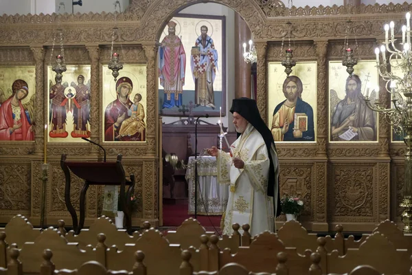 Orthodoxe Metropoliet Athenagoras Leidt Paasopstandingsdienst Achter Gesloten Deuren Orthodoxe Kathedraal — Stockfoto