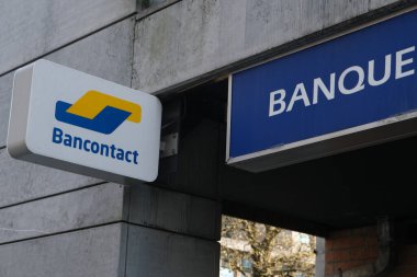 Belçika 'daki Charleroi, Belçika' daki banka şubesinin önünde 9 Nisan 2020 'de elektronik ödemelerin pazar lideri olan Bancontact' ın bir etiketi..