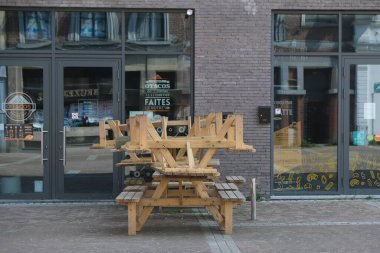 9 Nisan 2020 'de Belçika' nın Charleroi kentindeki Coronavirus hastalığının yayılmasını yavaşlatmak için Charleroi kentindeki kapalı restoranlar ve boş sokaklar kapatıldı.