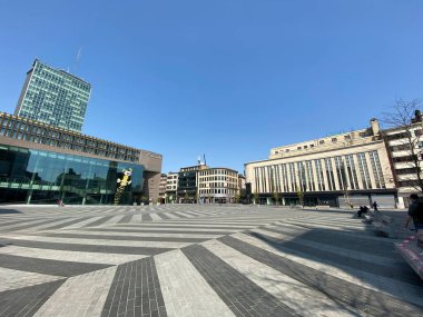 Charleroi 'deki kapalı perakende mağazaları ve boş sokaklar, Belçika' nın merkezinden sonra 16 Eylül 2018 'de Charleroi, Belçika' da Coronavirus hastalığının yayılmasını yavaşlatmak için kapatıldı.