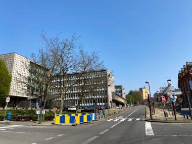 9 Nisan 2020 Çarşamba günü Belçika 'nın Charleroi kentindeki boş sokakların manzarası.