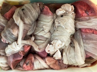 Kavanozda pişirilmiş koyun bağırsağından yapılmış geleneksel bir gardouba yemeği.