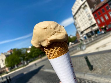 Bir adam 16 Nisan 2020 'de Brüksel, Belçika' da güneşli bir günde dondurma saklar.