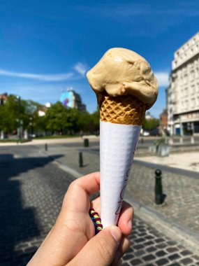 Bir adam 16 Nisan 2020 'de Brüksel, Belçika' da güneşli bir günde dondurma saklar.