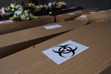 Belçika 'nın Gilly kentindeki Funebres Fontaine Cenaze Servisi' nde yan yana yerleştirilirken COVID-19 kurbanlarının tabutlarına 