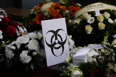Belçika 'nın Gilly kentindeki Funebres Fontaine Cenaze Servisi' nde yan yana yerleştirilirken COVID-19 kurbanlarının tabutlarına 