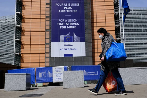 Pieszy Masce Ochronnej Przed Siedzibą Komisji Europejskiej Brukseli Belgia Kwietnia — Zdjęcie stockowe