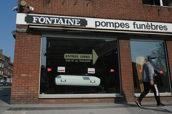 Внешний вид похоронного бюро в Шарлеруа, Бельгия, 9 апреля 2020 года
