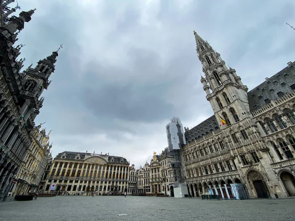 在比利时政府于2020年4月19日在比利时布鲁塞尔实施验尸报告封锁后 大广场的空旷景象 — 图库照片