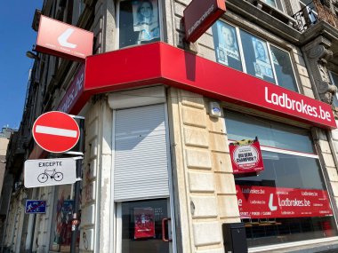 Ladbrokes 'un 9 Nisan 2020 Çarşamba günü Belçika' nın Charleroi şehrindeki kapalı bir şubesi..
