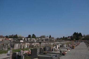 9 Nisan 2020 Çarşamba, Charleroi, Belçika 'daki Montignies mezarlığındaki Graves' in genel görünümü. 