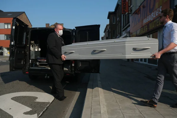 Empleados Funerarios Llevan Ataúd Una Víctima Enfermedad Coronavirus Covid Charleroi —  Fotos de Stock