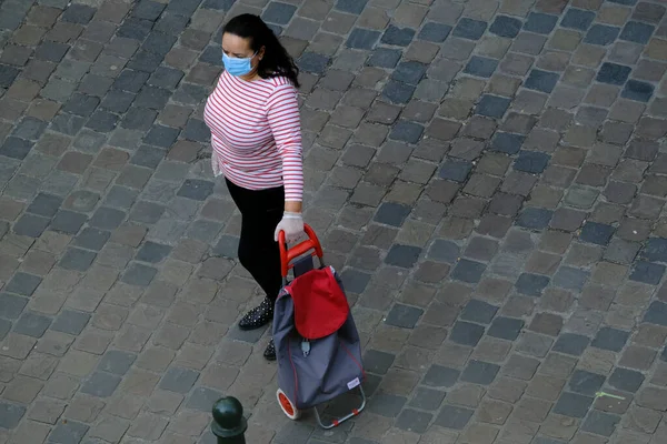 Женщина Носит Защитную Маску После Покупки Еды Супермаркете Брюсселе Бельгия — стоковое фото