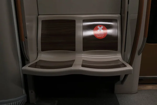 Места Общественном Транспорте Брюсселя Отмеченные Наклейками Пассажиры Соблюдали Соответствующую Социальную — стоковое фото