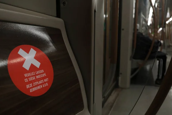 2020年4月15日 布鲁塞尔公共交通工具上贴有标签的座位 以确保乘客遵守适当的社会距离1 50米 — 图库照片