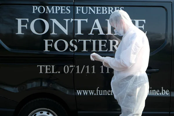 Empleados Empresa Servicios Funerarios Pompes Funebres Fontaine Preparan Poniéndose Trajes — Foto de Stock