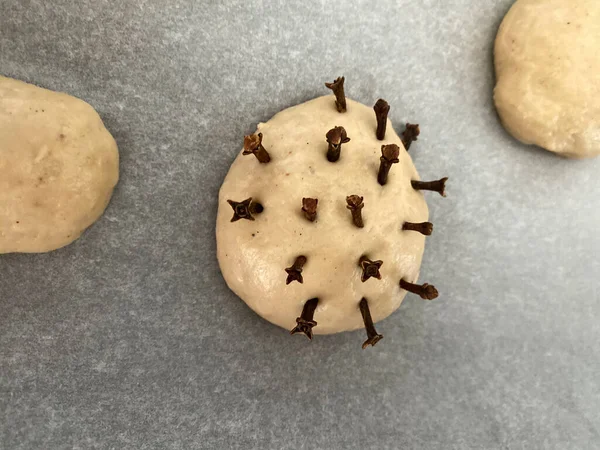 Brioche Cozido Mão Forma Coronavirus — Fotografia de Stock