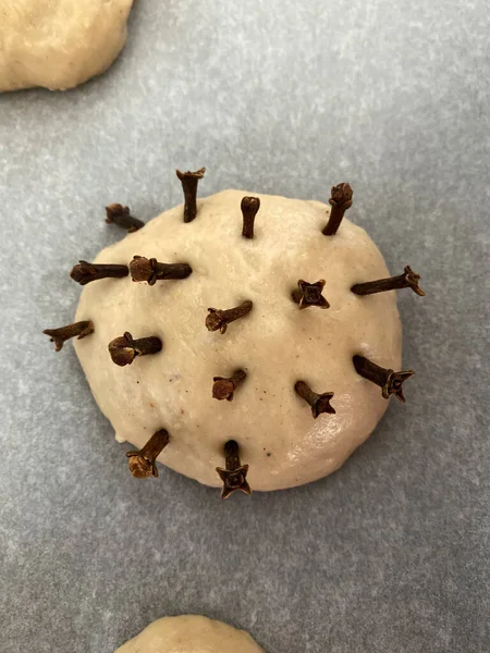 Brioche Cozido Mão Forma Coronavirus — Fotografia de Stock