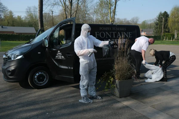 Mitarbeiter Des Bestattungsunternehmens Bereiten Sich Vor Indem Sie Schutzanzüge Und — Stockfoto