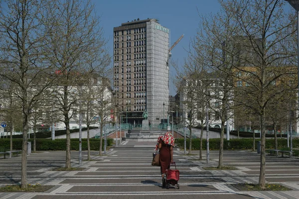 Een Vrouw Wandelt Lege Straten Van Charleroi België April 2020 — Stockfoto