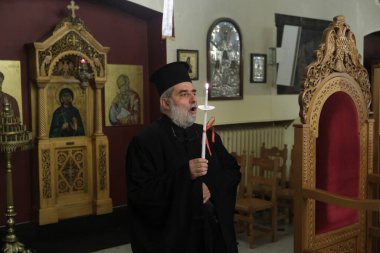 18 Nisan 2020 'de Belçika' da Brüksel 'deki Ortodoks Başmelek Katedrali Michael ve Gabriel' in Paskalya ayinine bir rahip katılır.