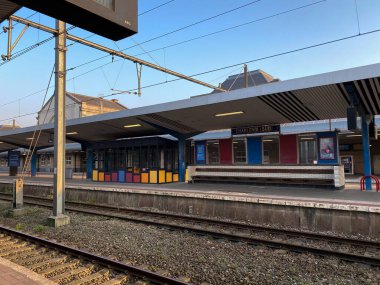 9 Nisan 2020 Çarşamba Charleroi, Belçika şehir merkezindeki tren istasyonunda..