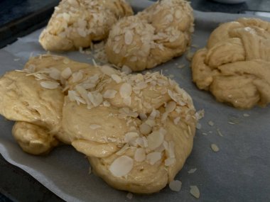 Geleneksel Paskalya ekmeği, Yunan tsoureki masası, yakın çekim manzarası