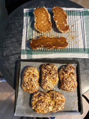 Geleneksel Paskalya ekmeği, Yunan tsoureki masası, yakın çekim manzarası