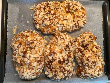 Geleneksel Paskalya ekmeği, Yunan tsoureki masası, yakın çekim manzarası