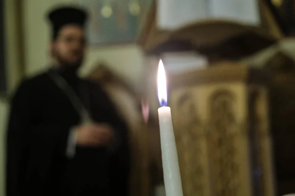 Sacerdote Asiste Misa Vigilia Pascua Catedral Ortodoxa Los Arcángeles Miguel — Foto de Stock