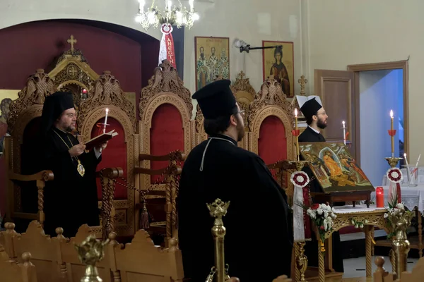 Ein Priester Besucht Die Osternacht Messe Der Orthodoxen Kathedrale Der — Stockfoto