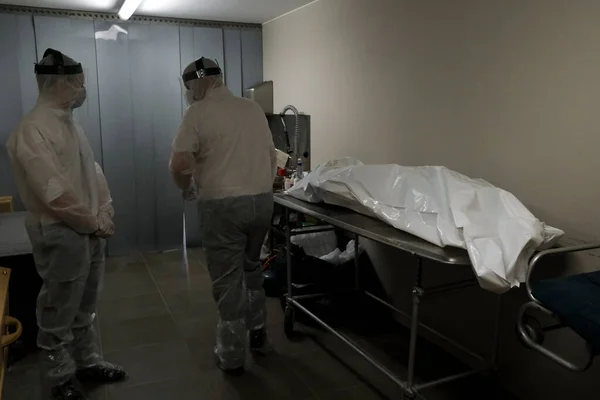 Trabalhadores Mortuários Colocaram Corpo Uma Vítima Doença Coronavírus Covid Dentro — Fotografia de Stock