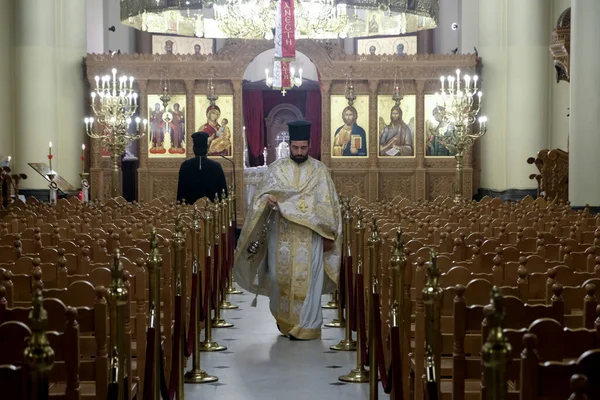 Священик Відвідує Великдень Православному Соборі Архангелів Михаїла Гавриїла Брюсселі Бельгія — стокове фото