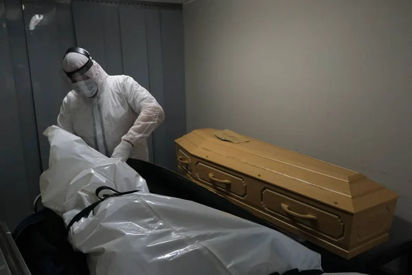 Рабочие Похоронного Бюро Поместили Тело Жертвы Коронавируса Covid Гроб Похоронном — стоковое фото