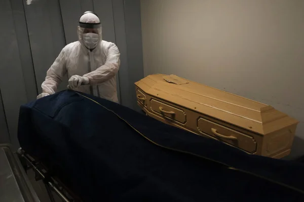 Рабочие Похоронного Бюро Поместили Тело Жертвы Коронавируса Covid Гроб Похоронном — стоковое фото