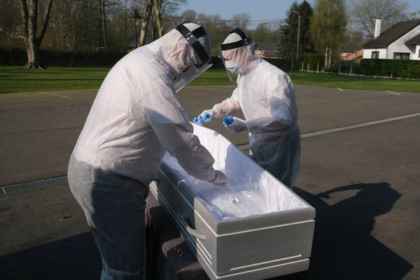 Trabajadores Mortuorios Compañía Servicios Funerarios Pompes Funebres Fontaine Trajes Protección — Foto de Stock