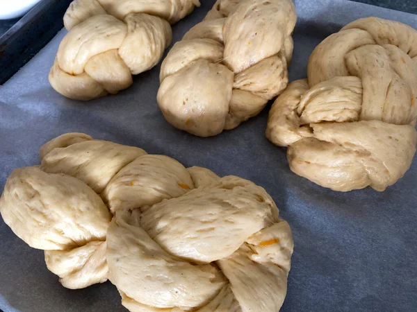 Traditionelles Osterbrot Griechisches Toureki Auf Dem Tisch Nahaufnahme — Stockfoto